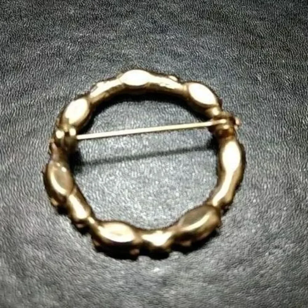 Vintage gold tone round pin w red rhinestones